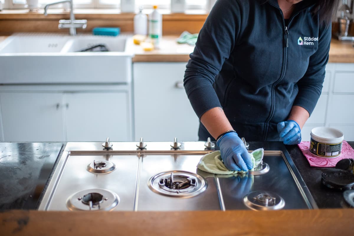 Storstädning - rengöring av spishäll
