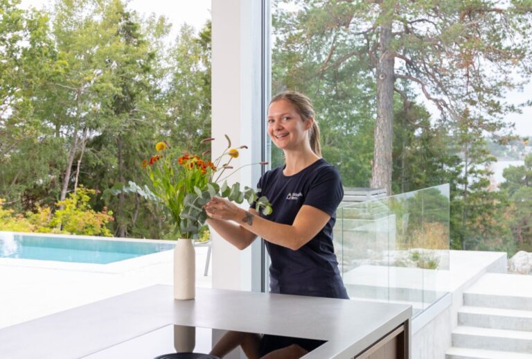 Karoline utför en hemstädning i Stockholm