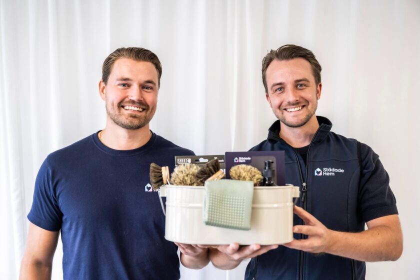 Patrik och Oscar grundade Städade Hem. Håller i en städlåda vid en intervju av Nacka Värmdö Posten.